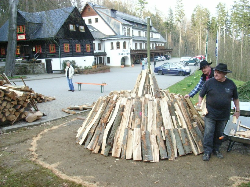 Aufbau eines Holzkohle Meilers an der Köhlerhütte in Waschleithe im Erzgebirge